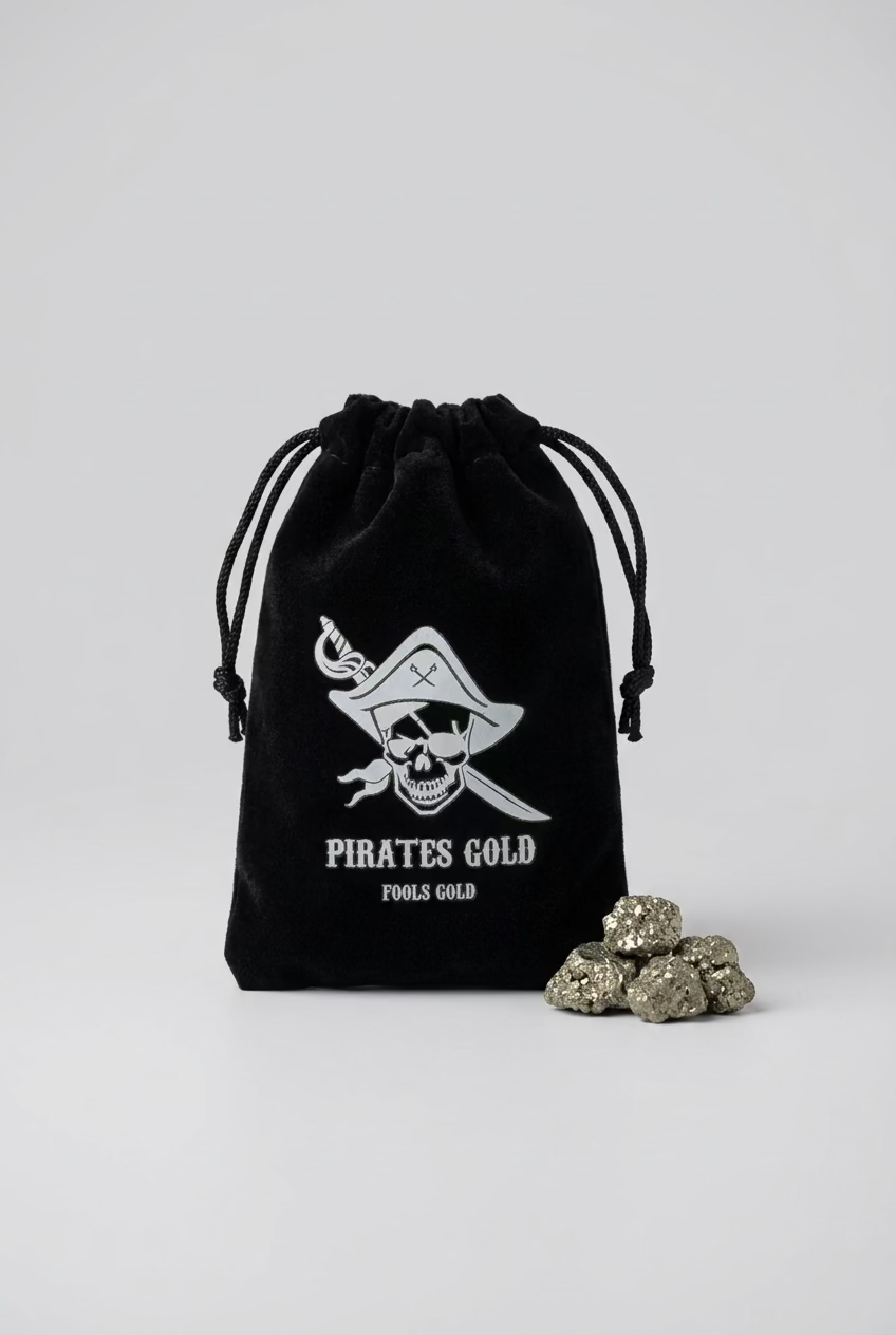 Zwart fluwelen Pirates Gold zakje met piratenopdruk en kleine pyrietstukjes