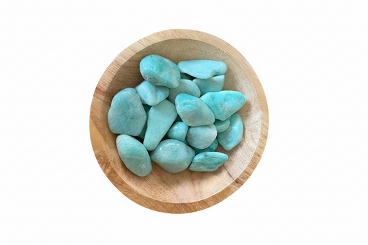 Gladde blauwgroene amazoniet trommelsteen met lichte witte aders