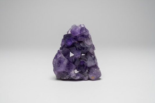 Amethist cutbase van 124g met vlakke basis en paarse punten