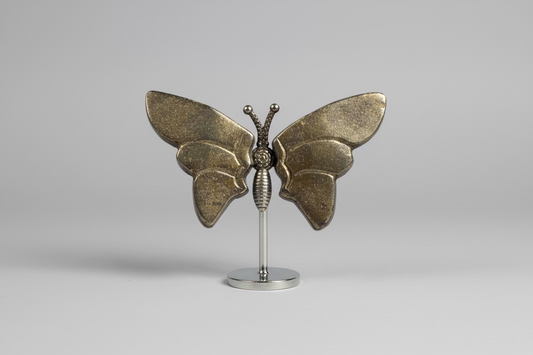 Pyriet vlinder sculptuur van 50 gram op standaard met glans