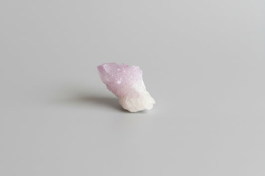 Kleine spirit quartz cactus kristal van 14g met stekelige vorm