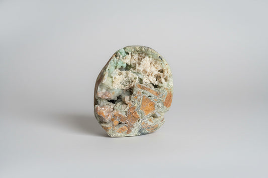 Groen-bruine smithsoniet sculptuur van 260g met zachte vorm