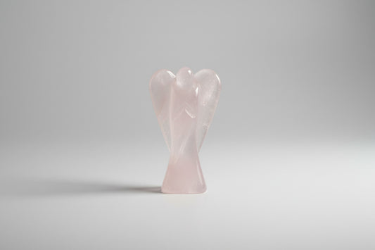 Handgesneden mini rozenkwarts engel van 10g in zacht roze