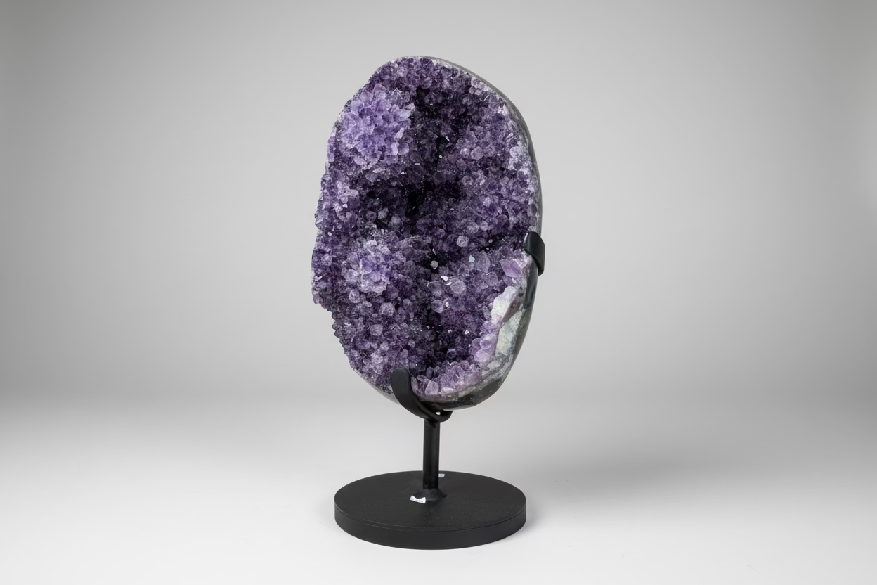 Grote Amethist op Standaard - Statement Piece
