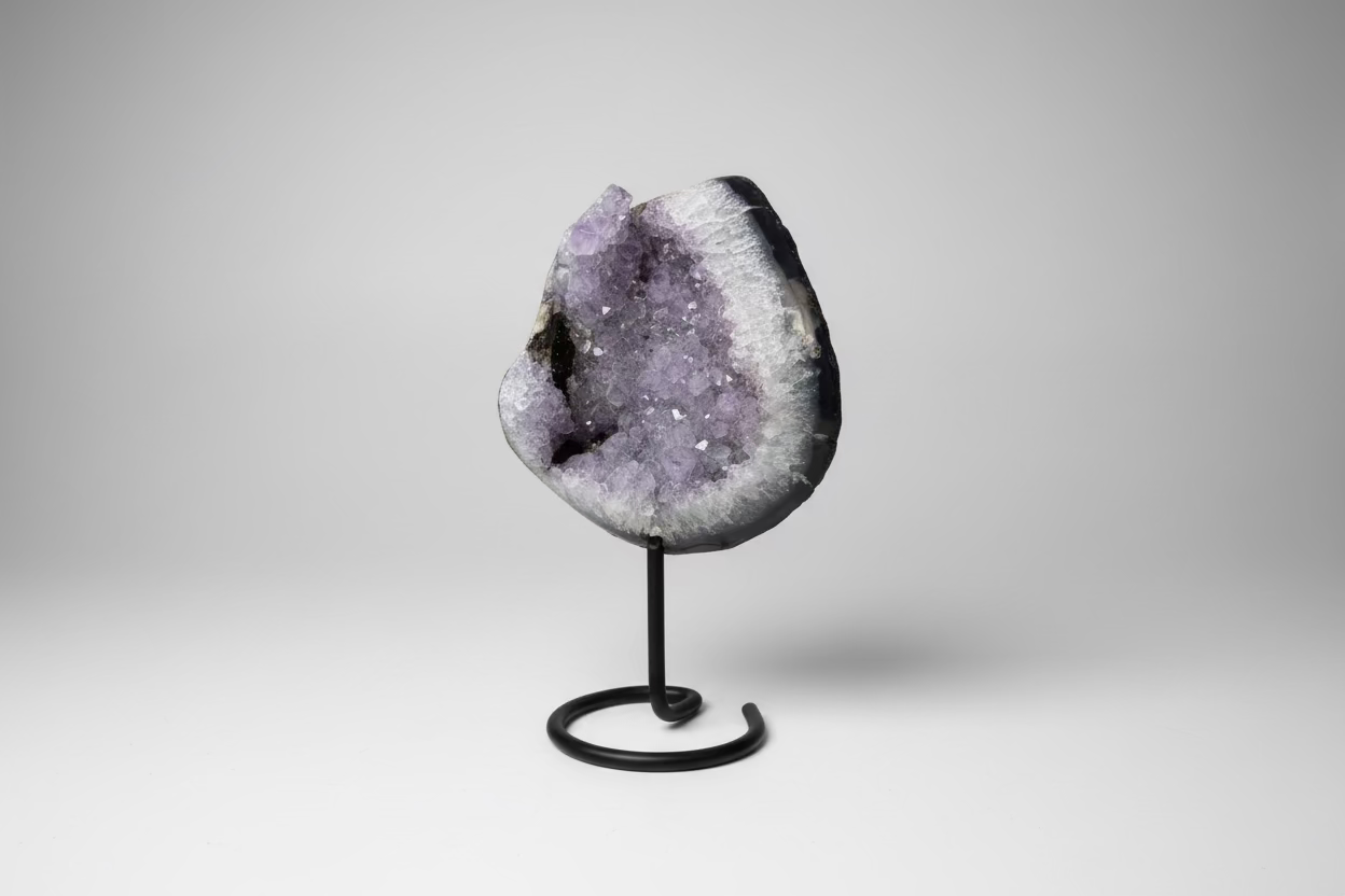 Amethist met cluster Goethiet op standaard
