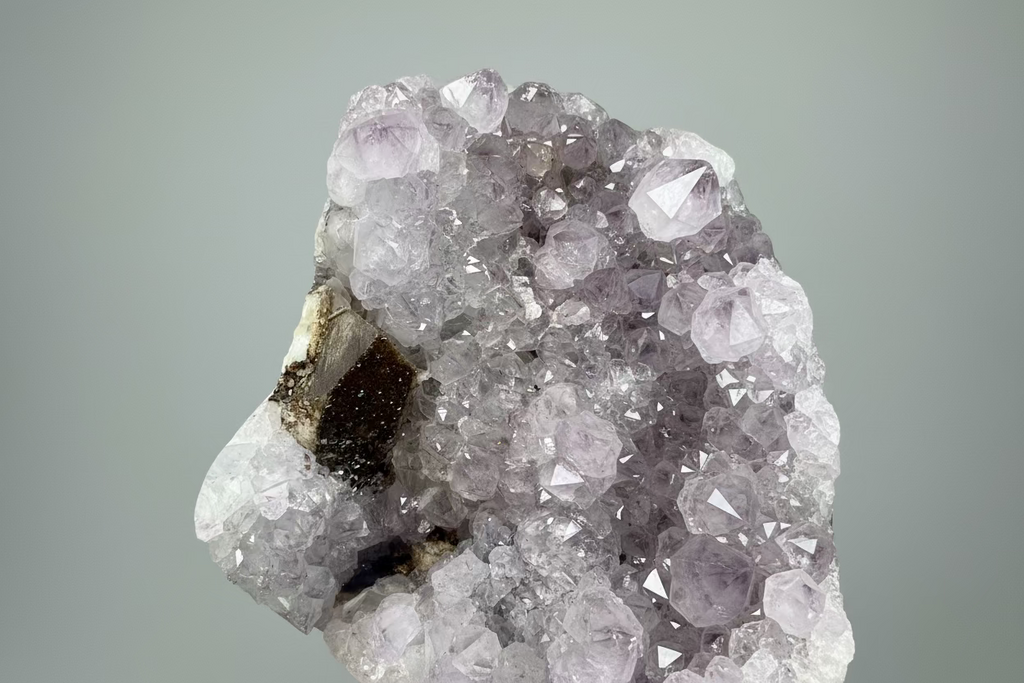 Amethist met cluster Goethiet op standaard