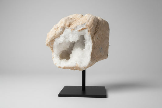 Grote bergkristal geode op standaard van 2812g met holle binnenkant