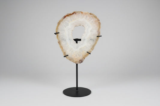 Agaat schijf met druzy op standaard met natuurlijke bandering