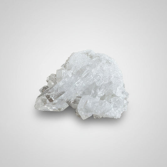 Kleine bergkristal cluster met glinsterende druzy laagje