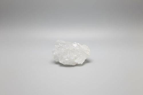 Kleine bergkristal cluster met glinsterende druzy laagje