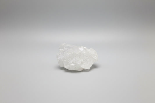Kleine bergkristal cluster met glinsterende druzy laagje