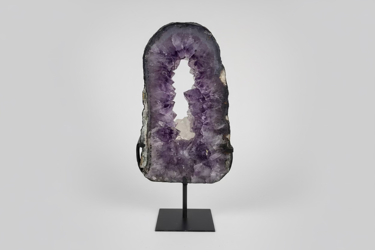 Grote paarse amethist cluster op zwarte standaard met glinsterende punten