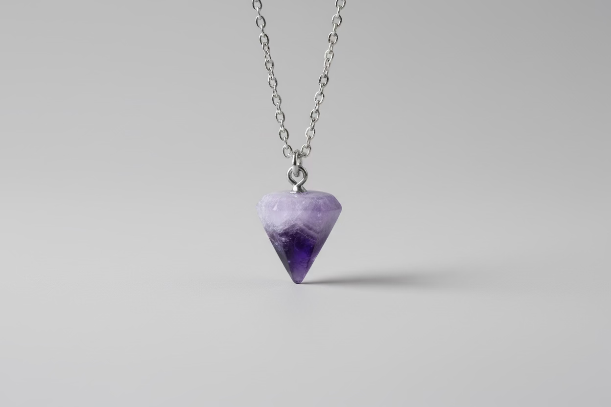 Kleine paarse amethist pendel van 2 cm met punt en kettinkje
