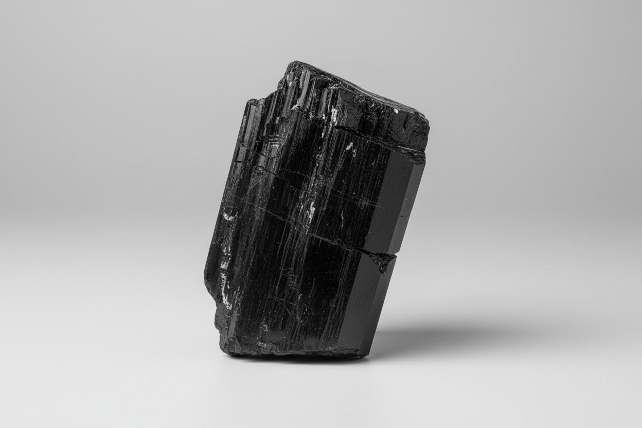 "Zwarte toermalijn cutbase van 648 gram met gepolijste basis, 9 cm hoog en 7,5 cm breed"