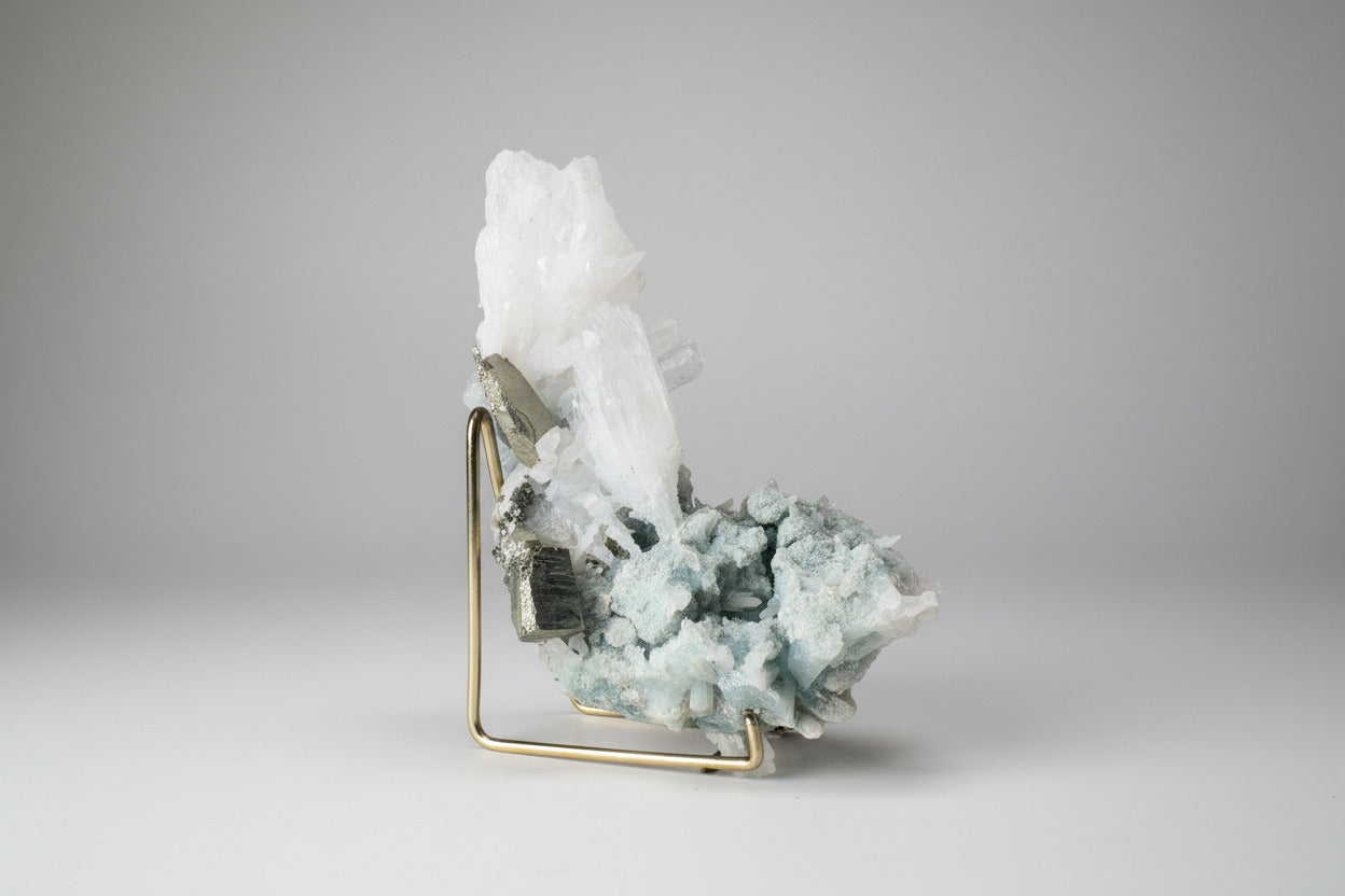 "Natuurlijke kristalgroep van 438 gram met bergkristal, chloriet en pyriet, 13 cm hoog en 13 cm breed"