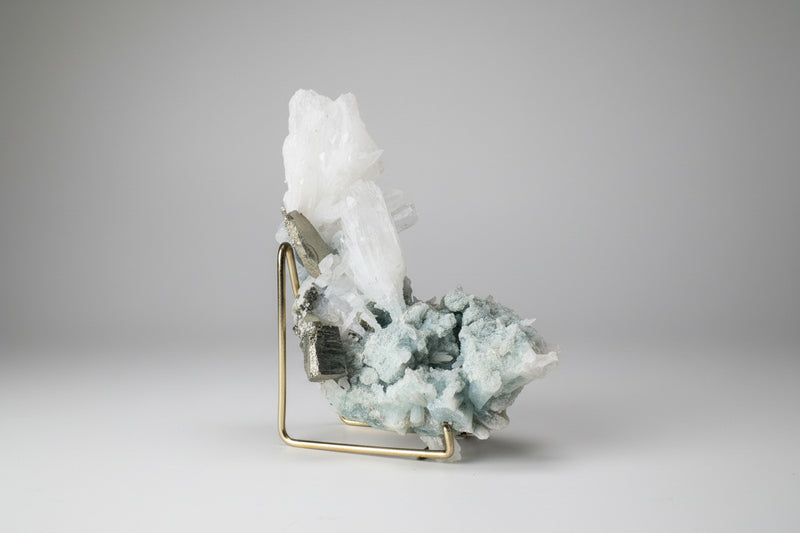 "Natuurlijke kristalgroep van 438 gram met bergkristal, chloriet en pyriet, 13 cm hoog en 13 cm breed"