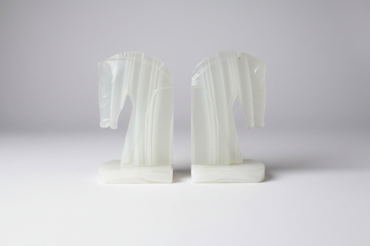 Witte onyx marmeren paardenhoofd boekenstandaard van 1683 gram, 16 cm hoog en 9 cm breed, gepolijste crèmewitte natuursteen afwerking