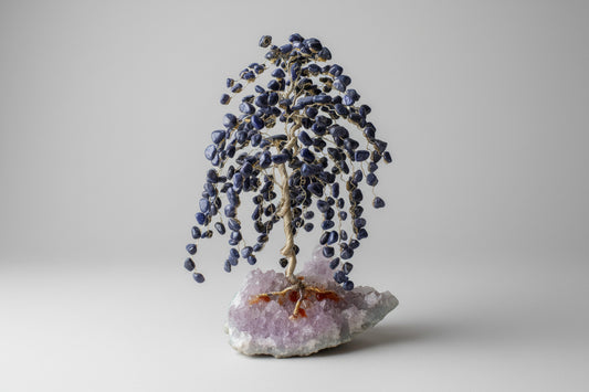 Amethist edelsteenboompje 725 gram met sodaliet chips als blaadjes op ruw amethist basis, 23 cm hoog, handgemaakt