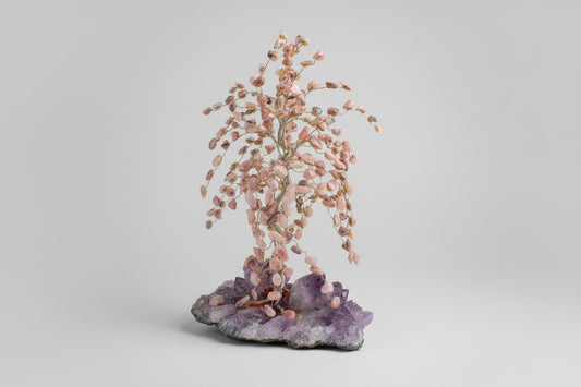 Amethist edelsteenboompje 523 gram met rhodocrosiet chips als blaadjes op ruw amethist basis, 14x23 cm, handgemaakt
