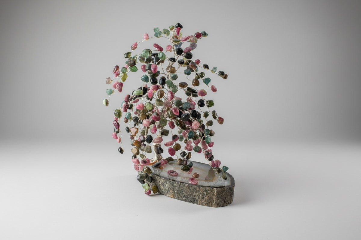 Agaat edelsteenboompje 632 gram met toermalijn chips als blaadjes op agaatschijf basis, 23 cm hoog, handgemaakt
