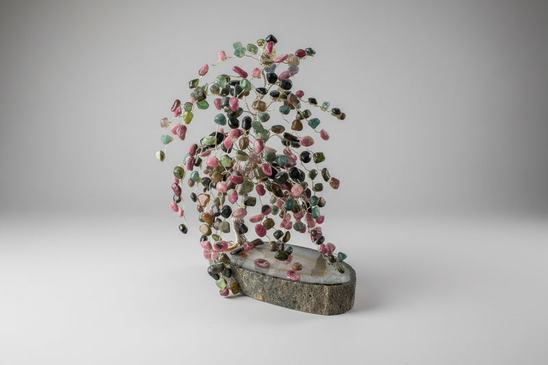 Agaat edelsteenboompje 632 gram met toermalijn chips als blaadjes op agaatschijf basis, 23 cm hoog, handgemaakt 