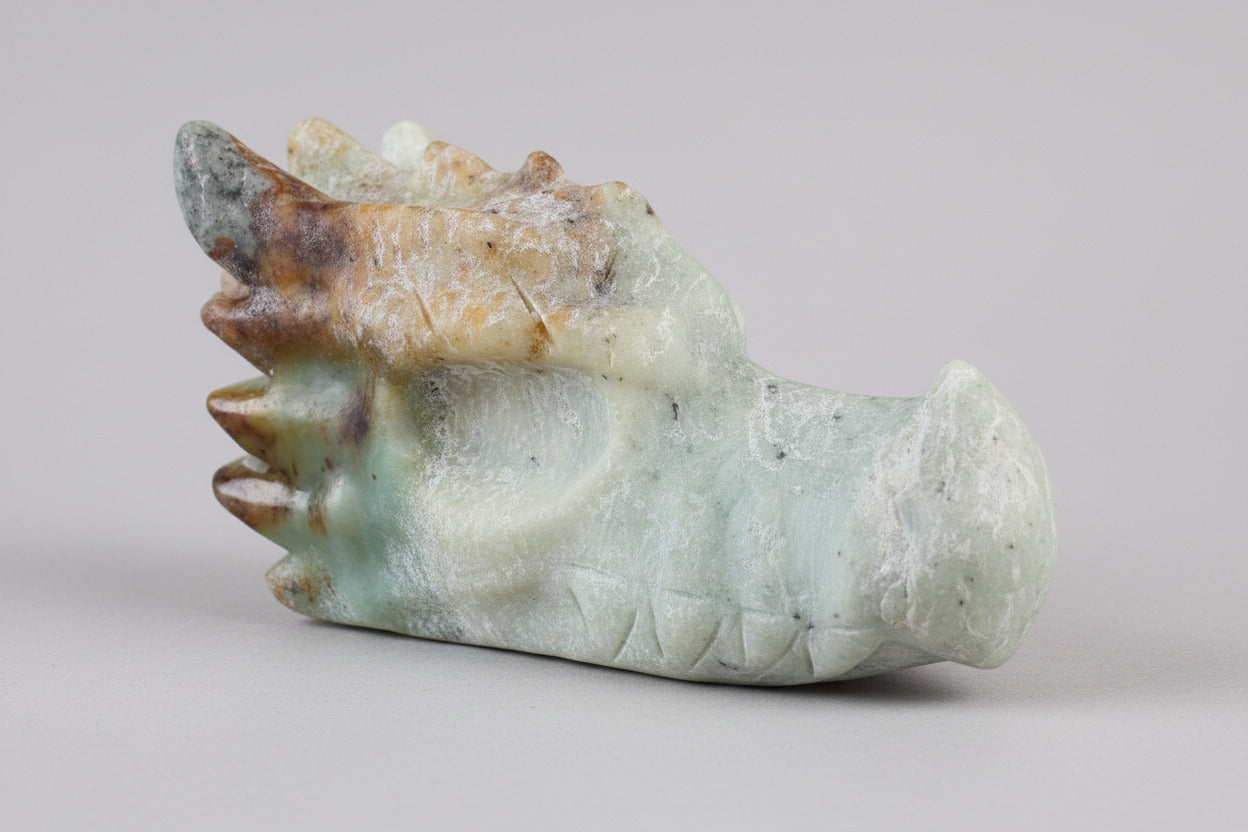 Handgesneden draak van natuurlijk amazoniet in mintgroene kleur met bruine accenten