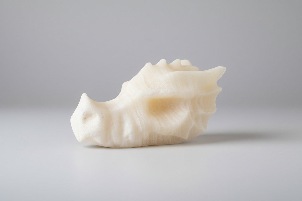 Handgesneden draak van natuurlijk calciet in crème en oranje tinten