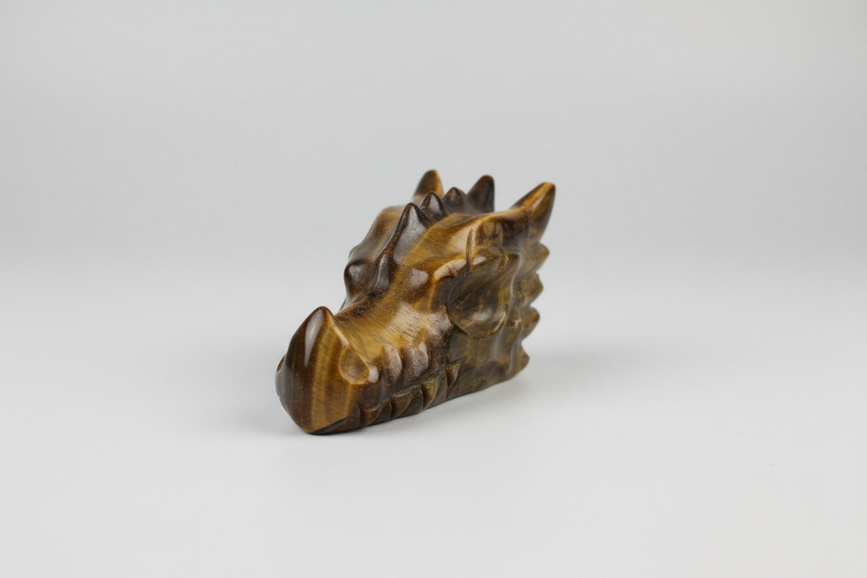 Handgesneden draak van natuurlijk tijgeroog met goudbruine chatoyante banding"
