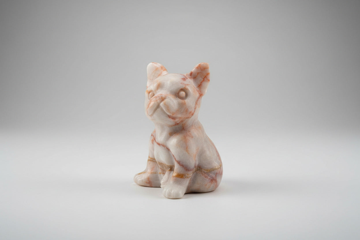 Handgesneden Franse bulldog van natuurlijk spinnenweb jaspis in crème en roze tinten