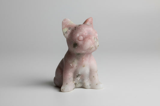 Handgesneden Franse Bulldog van roze opaal, 79 gram, 6cm hoog, met zachte roze tinten