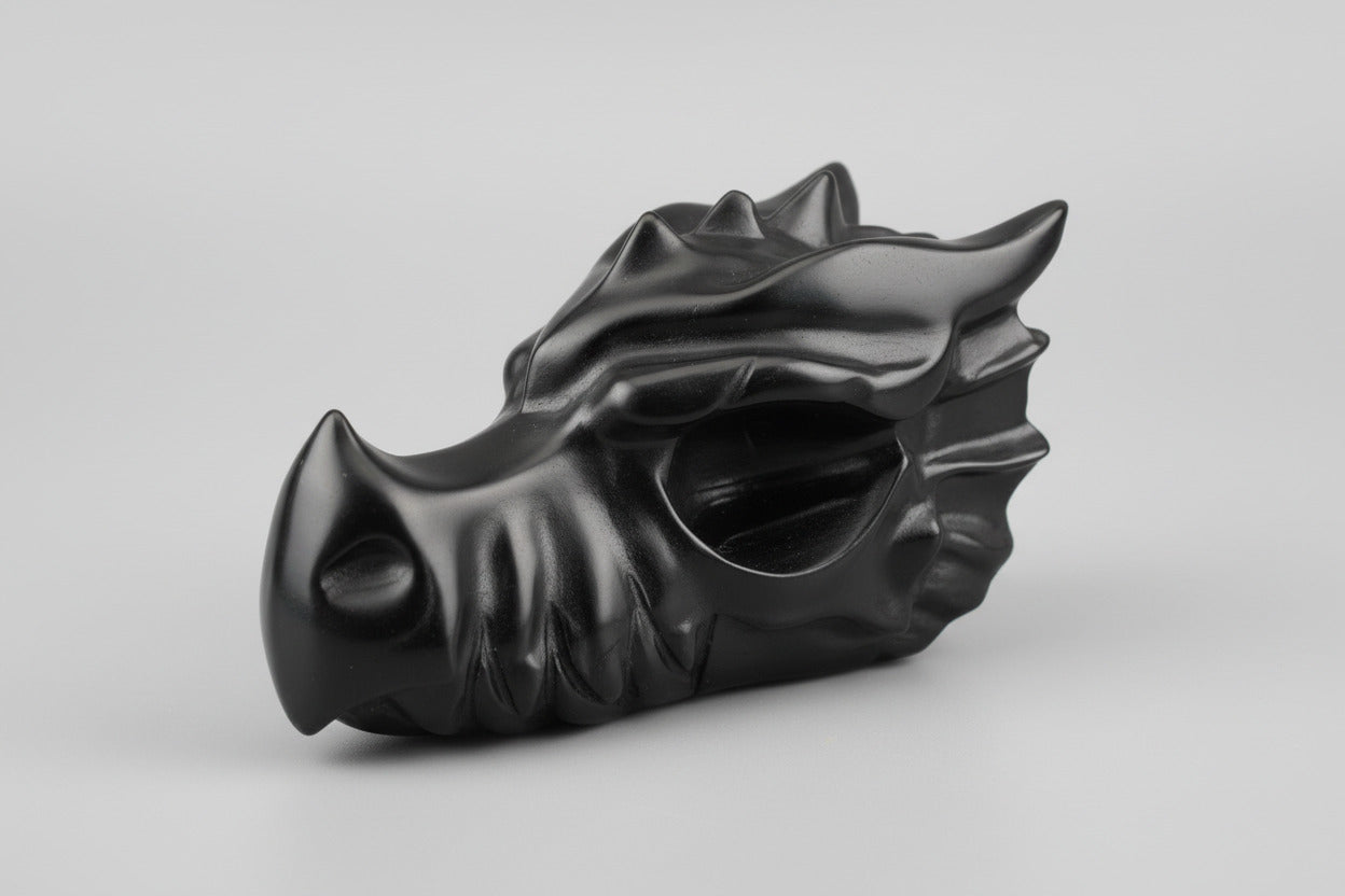 Handgesneden drakenkop van natuurlijk zwart obsidiaan met glanzende afwerking