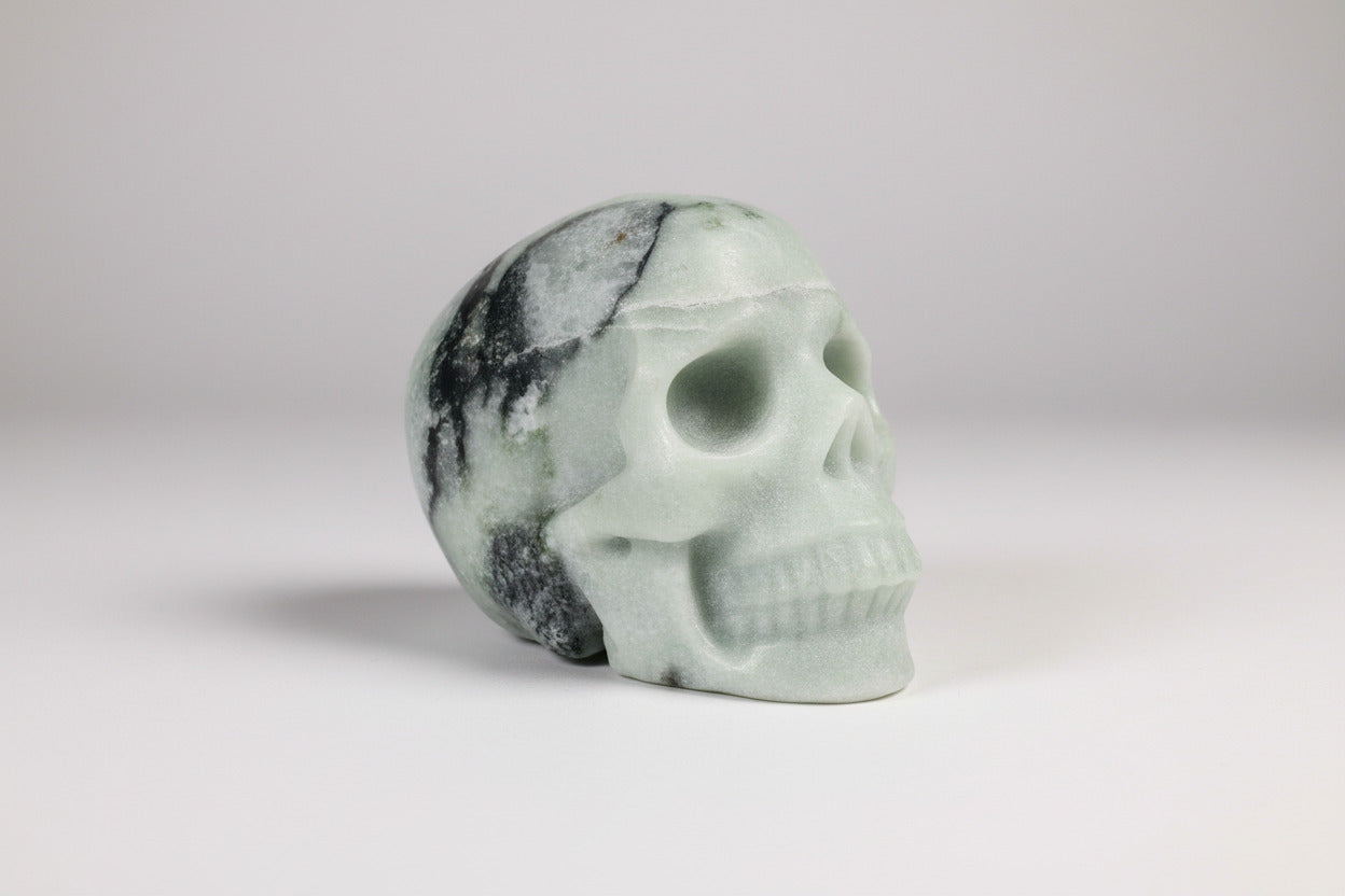 Handgesneden agaat kristallen schedel met mintgroene en zwarte natuurlijke banding