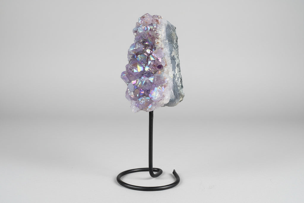 Aura amethist geode met regenboog iriserende kristallen op zwarte metalen pin