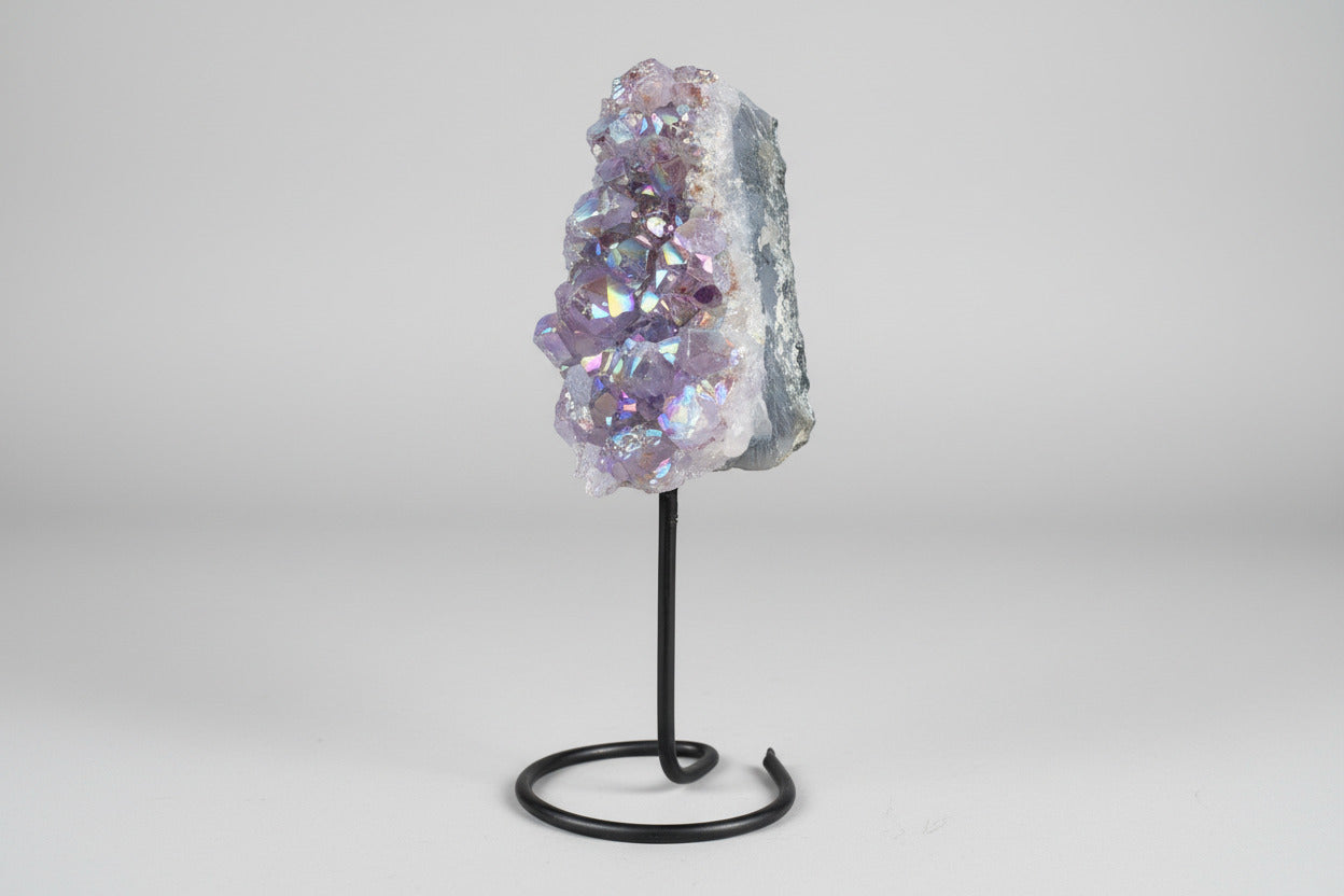 Aura amethist geode met regenboog iriserende kristallen op zwarte metalen pin