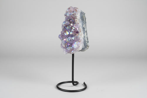 Aura amethist geode met regenboog iriserende kristallen op zwarte metalen pin