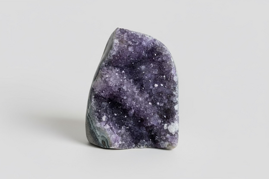 Amethist geode cutbase Š paarse kristallen binnenkant op natuurlijke ondergrond