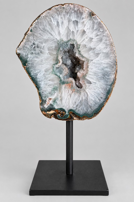 Agaat geode met witte kristalstructuren en open kristalholte op zwarte standaard.