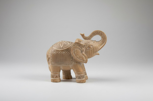 Handgesneden houten olifant beeldje van 16 cm met details
