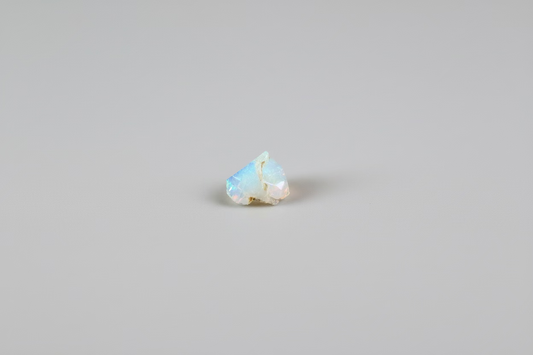 Kleine Ethiopische opaal van 0,34 gram met natuurlijk vuur