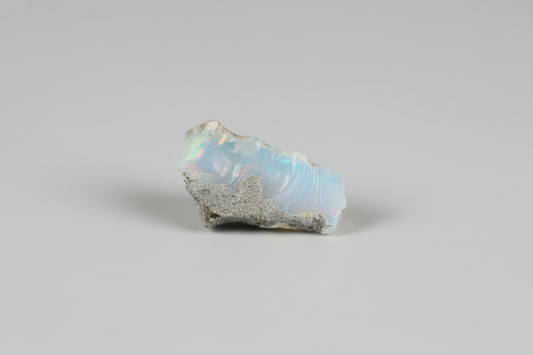 Kleine Ethiopische opaal van 0,89 gram met kleurenspel
