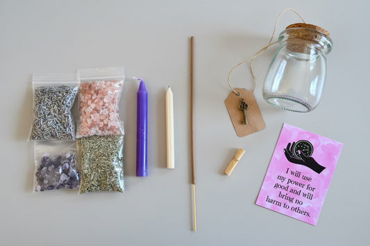 Glazen potje met zwarte toermalijn, kruiden en ingredi‘nten voor beschermingsritueel