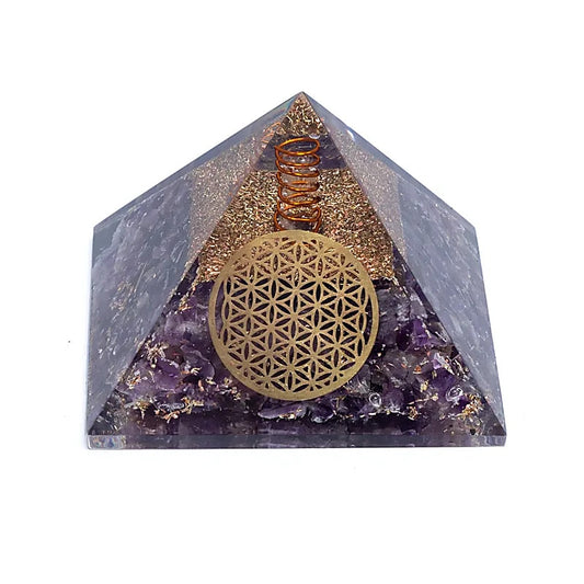 Orgonite piramide met amethist steentjes