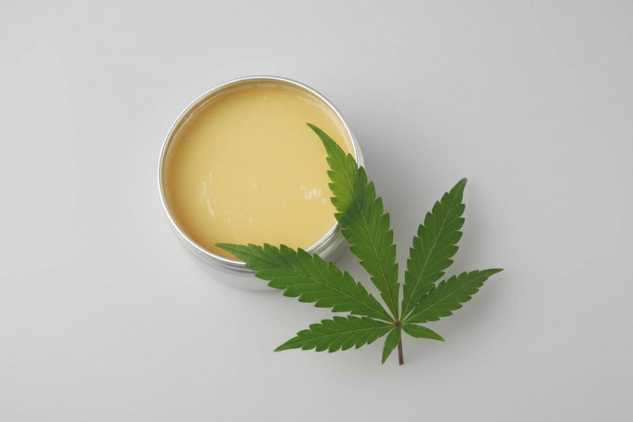 Potje handgemaakte CBD zalf met groene tint