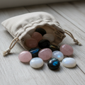 edelsteenzakje met trommelstenen rozenkwarts, maansteen en labradoriet
