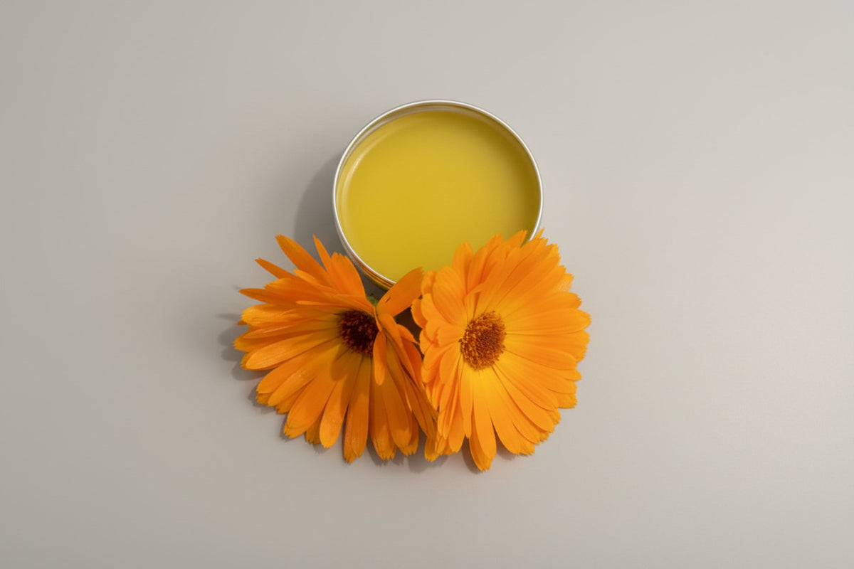 Potje handgemaakte calendula zalf met gele tint