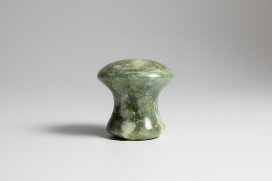 Groene jade gua sha in paddestoel vorm