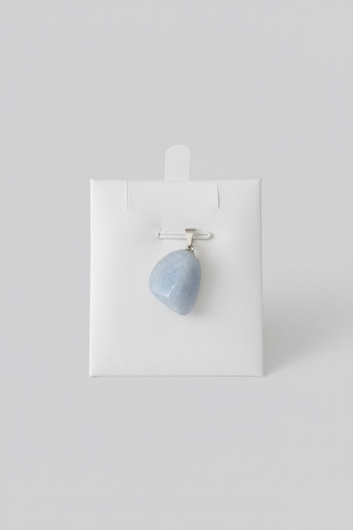 Angeliet hanger in zachte lichtblauwe kleur
