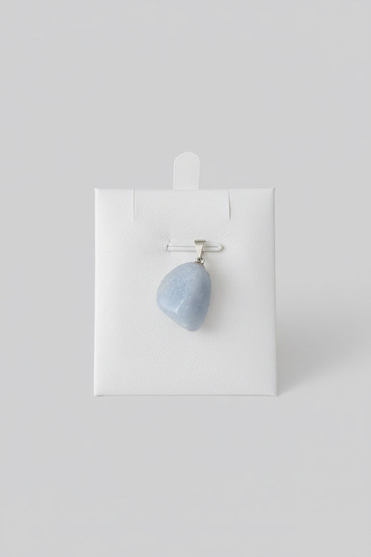 Angeliet hanger in zachte lichtblauwe kleur