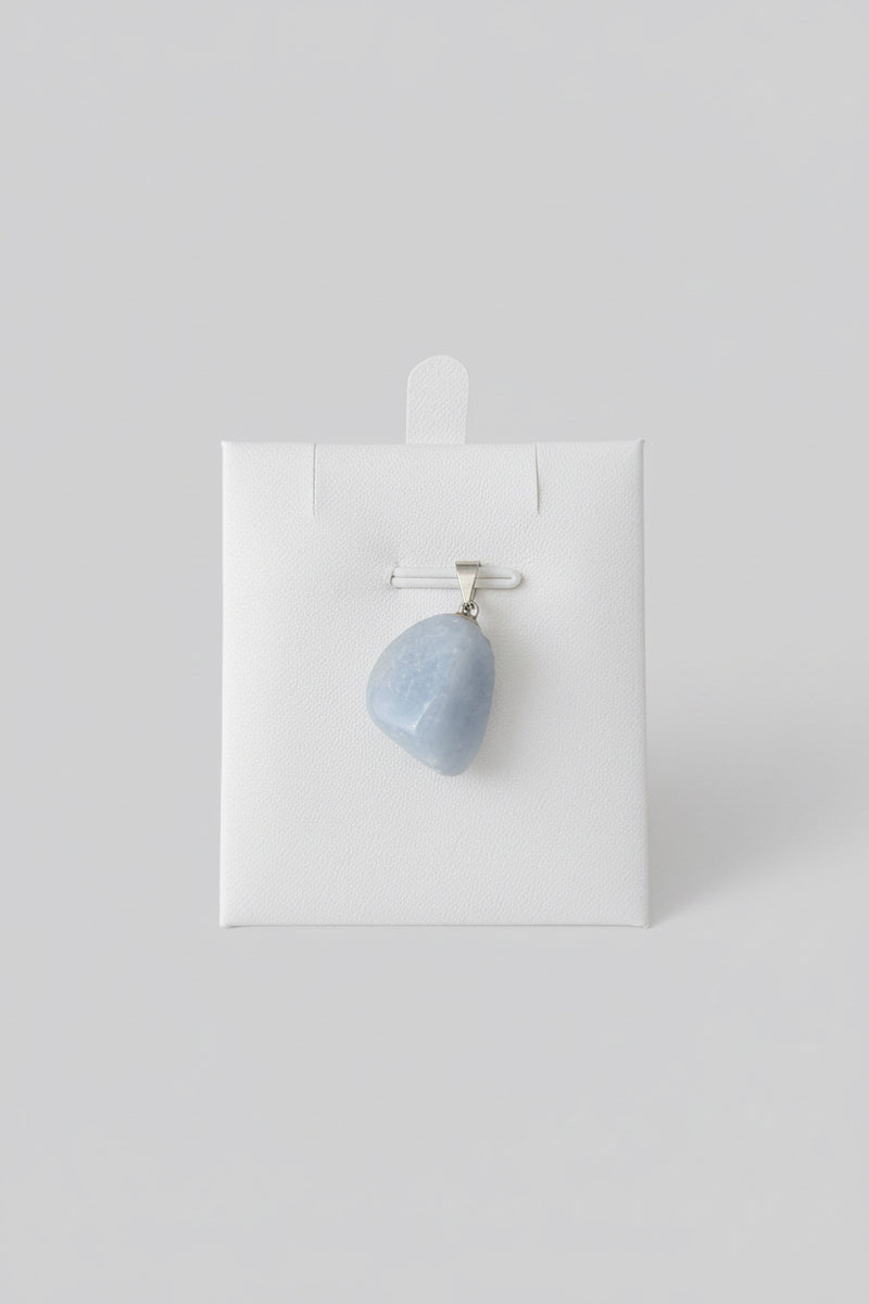 Angeliet hanger in zachte lichtblauwe kleur