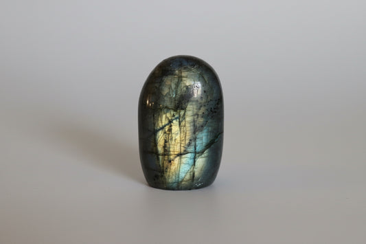 Labradoriet sculptuur met blauwe en groene flash